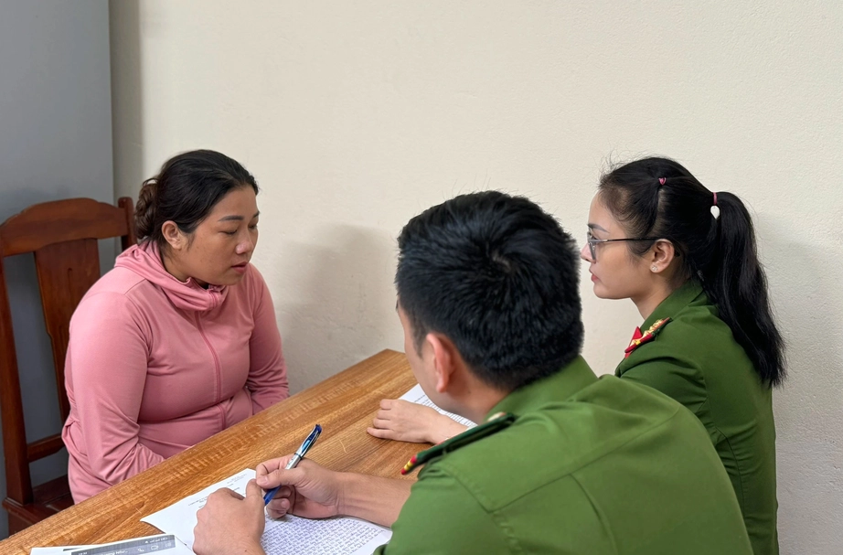 Bắt quả tang người phụ nữ đang giao dịch, b&aacute;n b&eacute; g&aacute;i 5 ng&agrave;y tuổi- Ảnh 1.