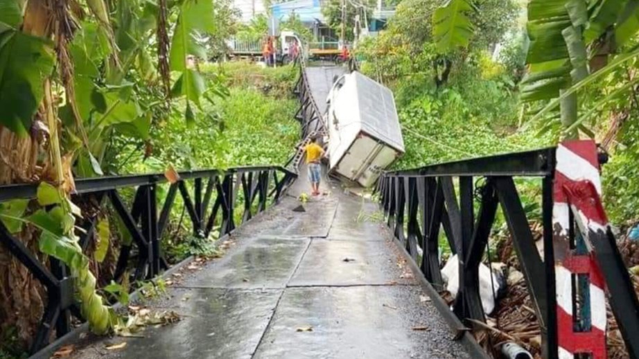 Xe tải rơi xuống sông sau khi làm sập cầu 2,5 tấn ở Đồng Tháp- Ảnh 1. Xe tải rơi xuống sông sau khi làm sập cầu 2,5 tấn ở Đồng Tháp- Ảnh 1.