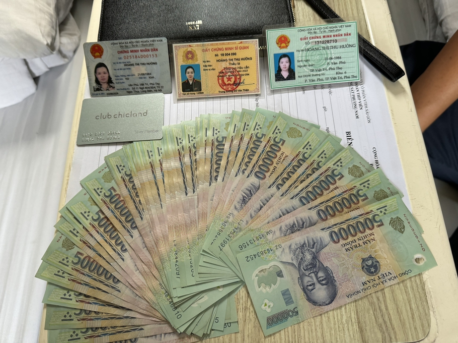 Tiếp vi&ecirc;n t&agrave;u SE3 trả lại 22,5 triệu đồng c&ugrave;ng nhiều giấy tờ kh&aacute;ch để qu&ecirc;n dưới gối- Ảnh 2.