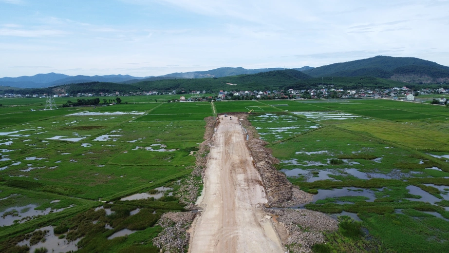 Vụ ngang nhi&ecirc;n san lấp mặt bằng ở Nghệ An: Giấy ph&eacute;p thi c&ocirc;ng đấu nối ra QL7A hết hạn- Ảnh 2.