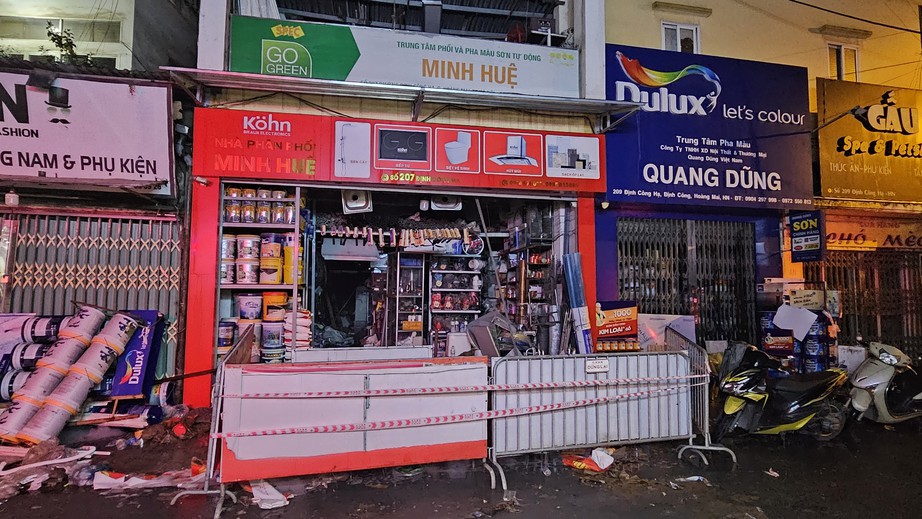 Ba người chạy tho&aacute;t trong vụ ch&aacute;y nh&agrave; 6 tầng ở phố Định C&ocirc;ng Hạ- Ảnh 1.