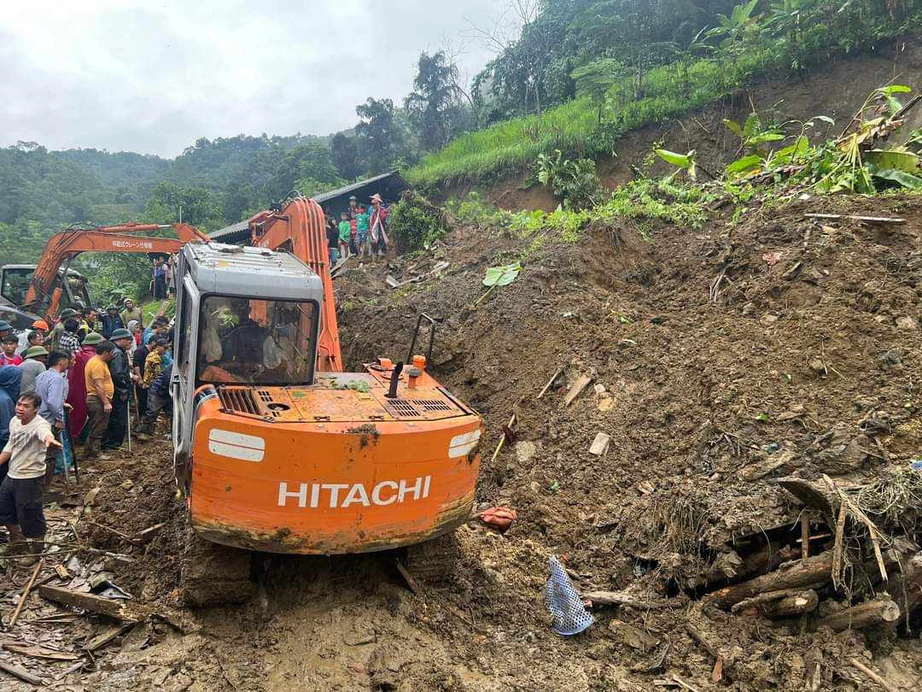 Bắc Kạn: Sạt lở v&ugrave;i lấp ng&ocirc;i nh&agrave; c&oacute; 4 người, 2 người tử vong- Ảnh 1.