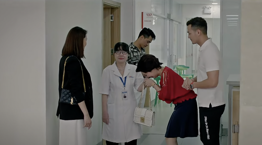 Cả gia đ&igrave;nh hạnh ph&uacute;c khi b&aacute;c sĩ th&ocirc;ng b&aacute;o Mỹ Đ&igrave;nh c&oacute; thai.
