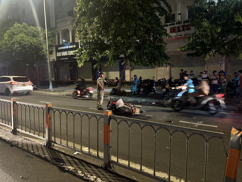 Xe tải mất l&aacute;i ủi sập dải ph&acirc;n c&aacute;ch, lao sang đường t&ocirc;ng đ&ocirc;i vợ chồng nguy kịch- Ảnh 1.