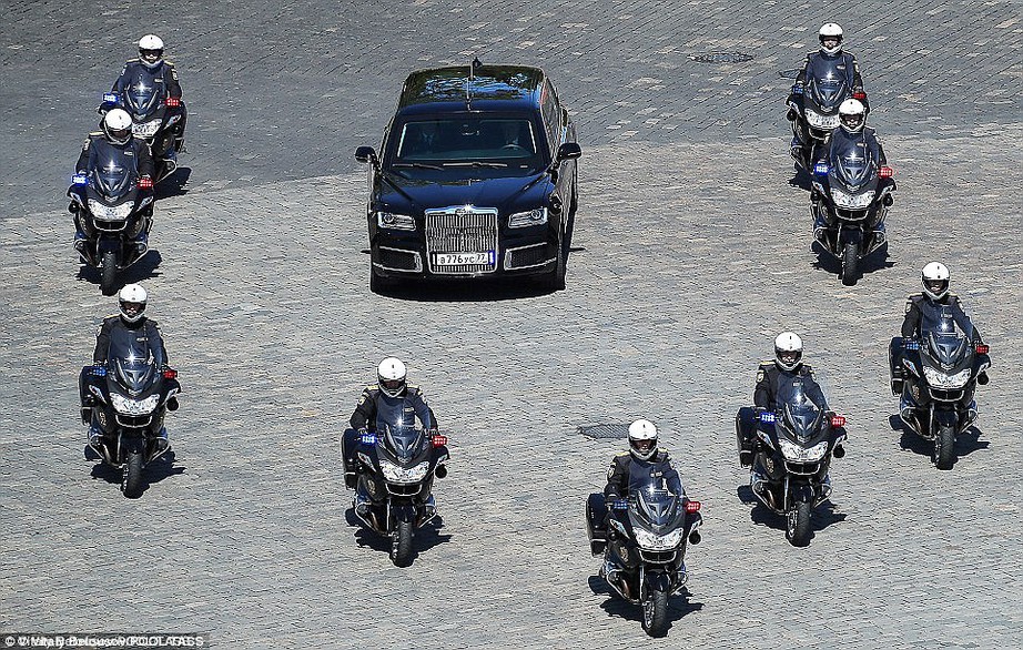 Si&ecirc;u xe bọc th&eacute;p, chống đạn được v&iacute; như &ldquo;Điện Kremlin di động&rdquo; của &ocirc;ng Putin- Ảnh 1.