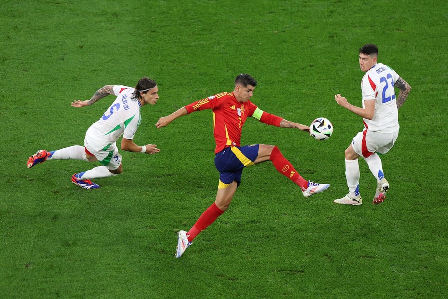 Kết quả T&acirc;y Ban Nha vs Italia: Sụp đổ bởi b&agrave;n phản lưới nh&agrave; - Ảnh 1.