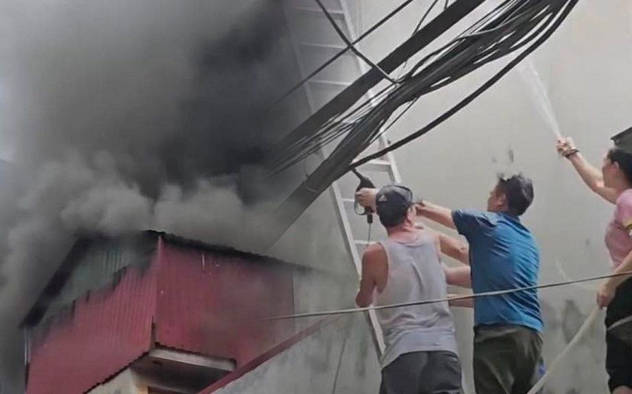 Ch&aacute;y ng&ocirc;i nh&agrave; 3 tầng ở H&agrave; Nội- Ảnh 1.