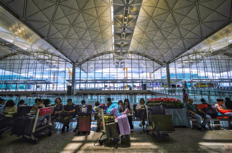 S&acirc;n bay Quốc tế Hong Kong l&agrave; một trong những cảng h&agrave;ng kh&ocirc;ng lớn nhất ch&acirc;u &Aacute;, x&acirc;y dựng tr&ecirc;n một h&ograve;n đảo nh&acirc;n tạo khổng lồ, phục vụ hơn 40 triệu lượt kh&aacute;ch trong năm 2023. (Ảnh: SCMP)
