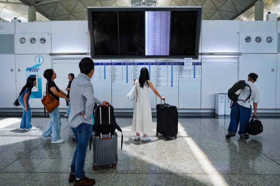 Nhiều kh&aacute;ch lỡ chuyến v&igrave; kh&ocirc;ng nắm được th&ocirc;ng tin chuyến bay. (Ảnh: SCMP)