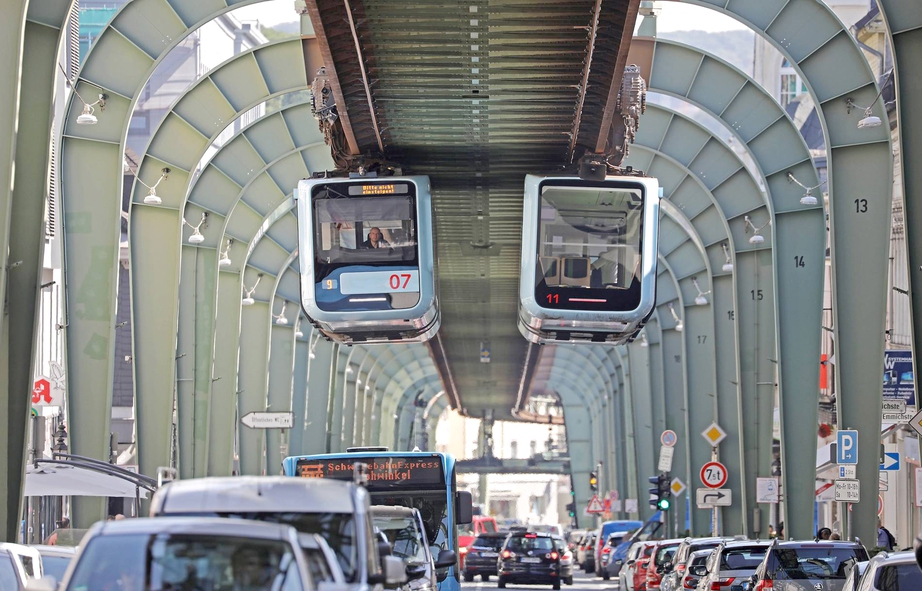 Độc đ&aacute;o tuyến đường sắt treo ngược hơn 120 tuổi ở Đức- Ảnh 4.