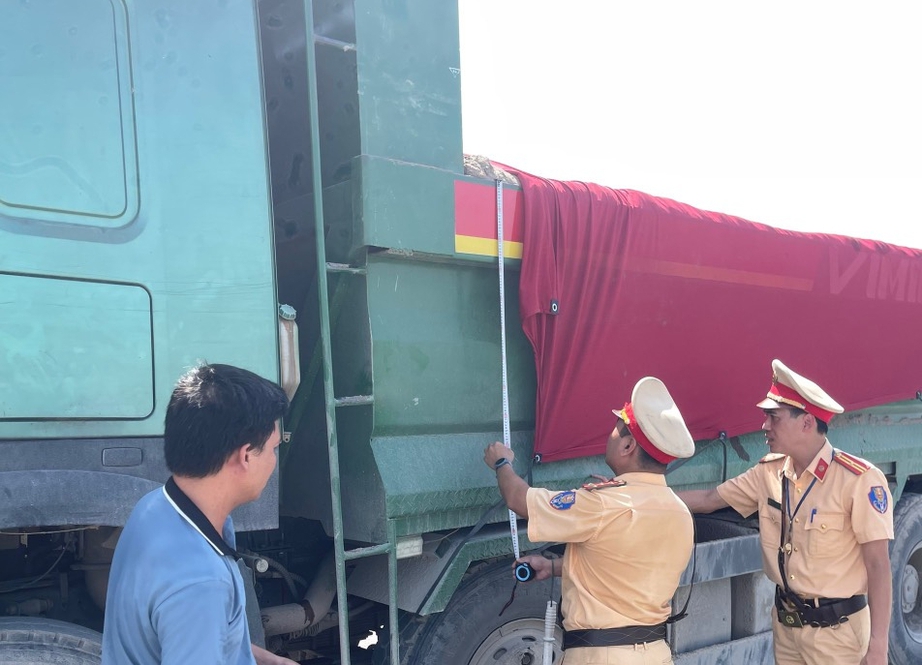 Nam Định xử phạt h&agrave;ng loạt xe qu&aacute; tải sau phản &aacute;nh của B&aacute;o Giao th&ocirc;ng- Ảnh 3.