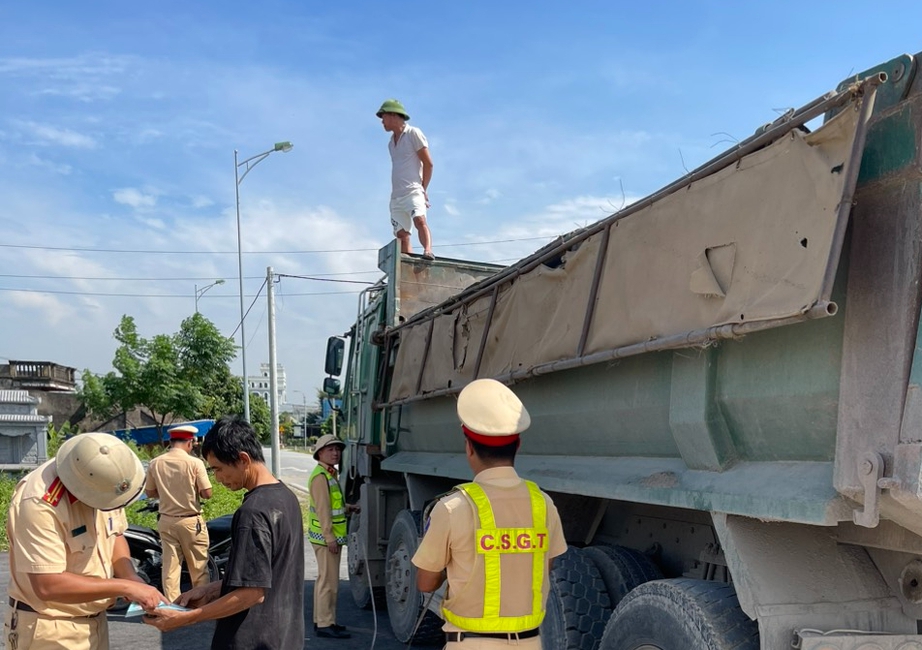 Nam Định xử phạt h&agrave;ng loạt xe qu&aacute; tải sau phản &aacute;nh của B&aacute;o Giao th&ocirc;ng- Ảnh 1.