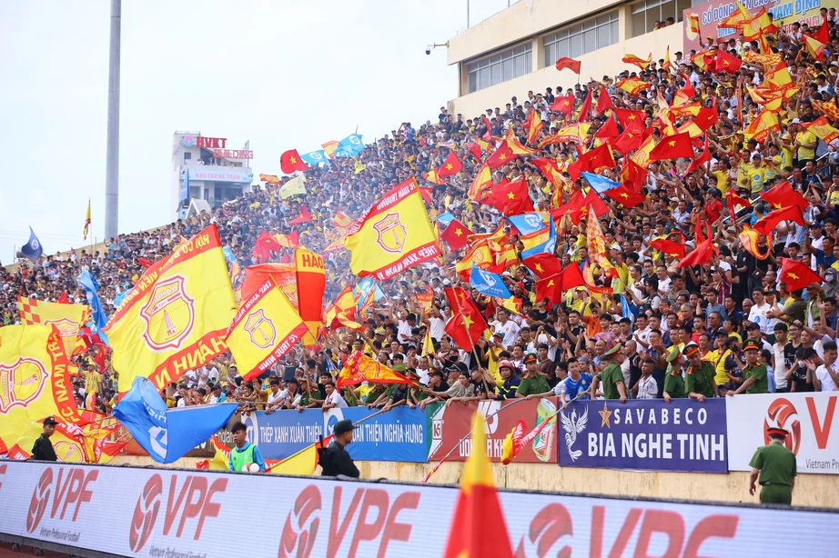 "Chảo lửa" Thi&ecirc;n Trường ken đặc trong ng&agrave;y Nam Định v&ocirc; địch V-League- Ảnh 7.