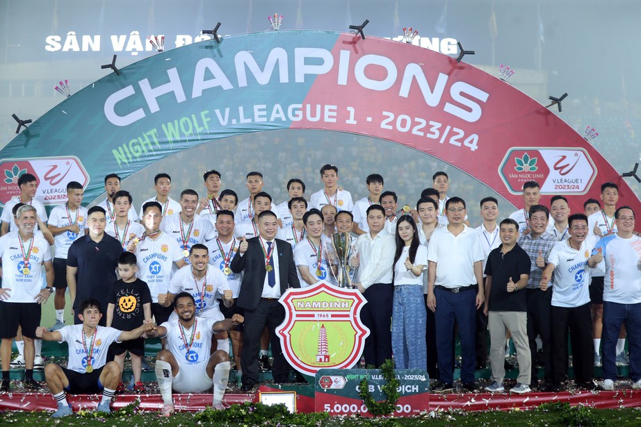 Tiền vệ Nam Định kh&oacute;a m&ocirc;i bạn g&aacute;i trong lễ ăn mừng chức v&ocirc; địch V-League- Ảnh 1.