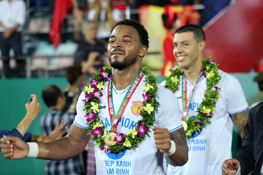 Tiền vệ Nam Định kh&oacute;a m&ocirc;i bạn g&aacute;i trong lễ ăn mừng chức v&ocirc; địch V-League- Ảnh 9.