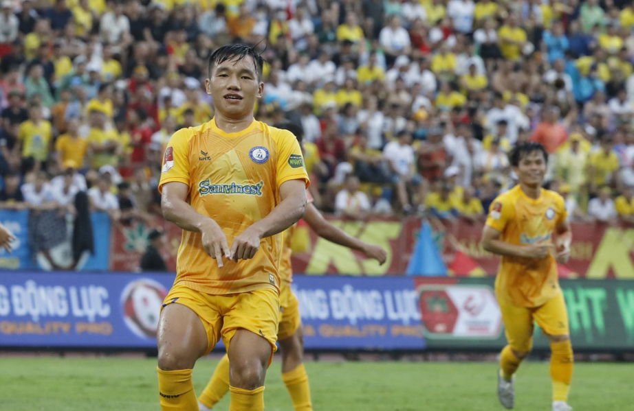 "Chảo lửa" Thi&ecirc;n Trường ken đặc trong ng&agrave;y Nam Định v&ocirc; địch V-League- Ảnh 5.