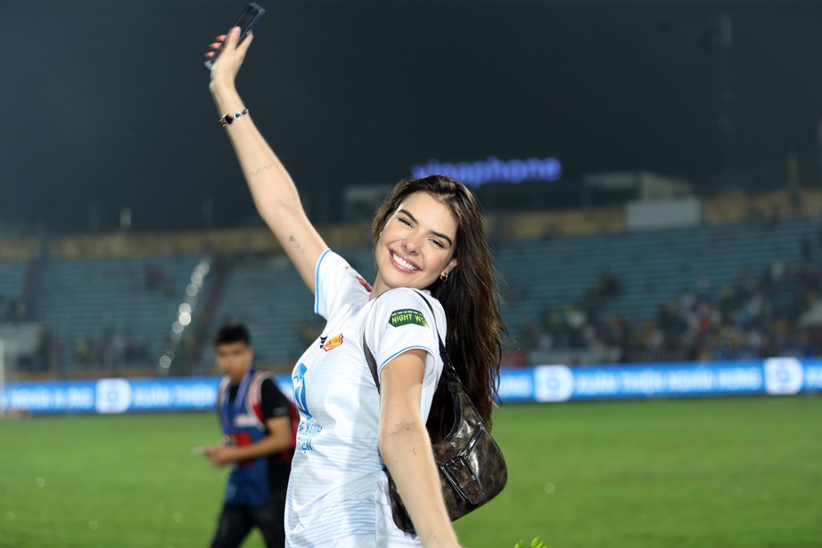 Tiền vệ Nam Định kh&oacute;a m&ocirc;i bạn g&aacute;i trong lễ ăn mừng chức v&ocirc; địch V-League- Ảnh 3.