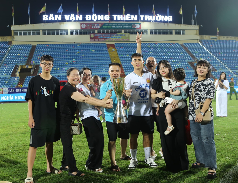 Tiền vệ Nam Định kh&oacute;a m&ocirc;i bạn g&aacute;i trong lễ ăn mừng chức v&ocirc; địch V-League- Ảnh 6.