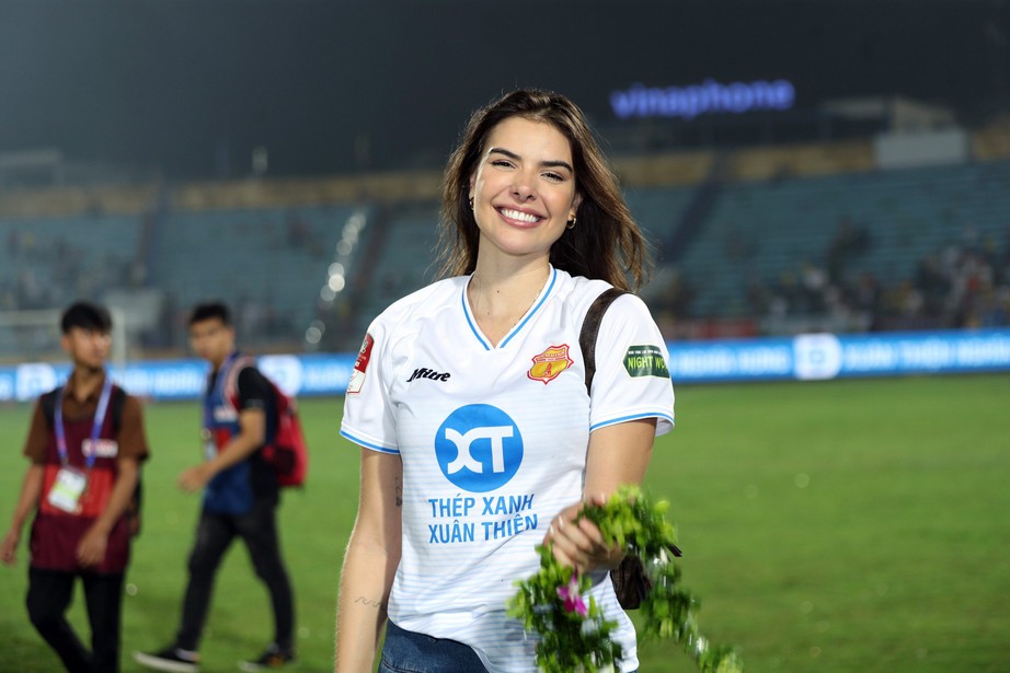 Tiền vệ Nam Định kh&oacute;a m&ocirc;i bạn g&aacute;i trong lễ ăn mừng chức v&ocirc; địch V-League- Ảnh 2.