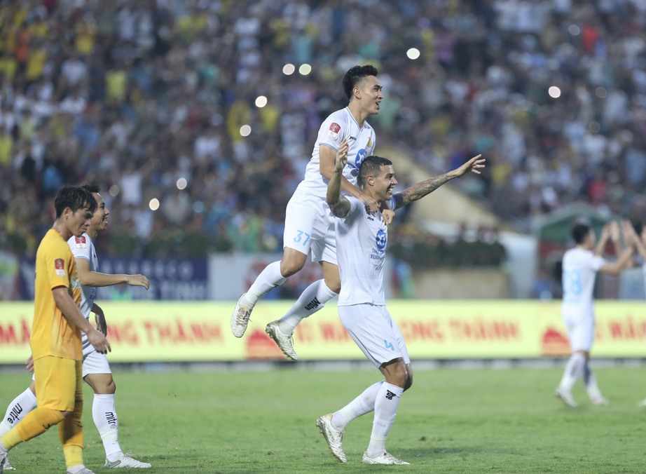 "Chảo lửa" Thi&ecirc;n Trường ken đặc trong ng&agrave;y Nam Định v&ocirc; địch V-League- Ảnh 12.