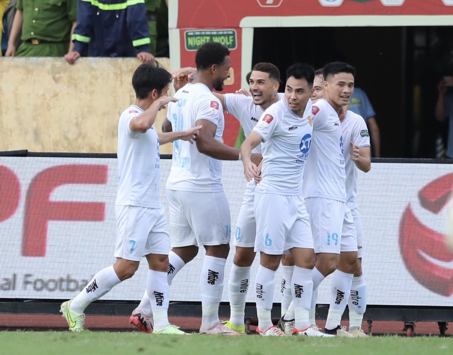 "Chảo lửa" Thi&ecirc;n Trường ken đặc trong ng&agrave;y Nam Định v&ocirc; địch V-League- Ảnh 4.