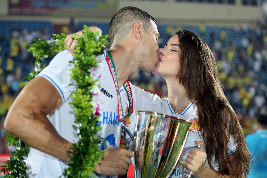 Tiền vệ Nam Định kh&oacute;a m&ocirc;i bạn g&aacute;i trong lễ ăn mừng chức v&ocirc; địch V-League- Ảnh 4.