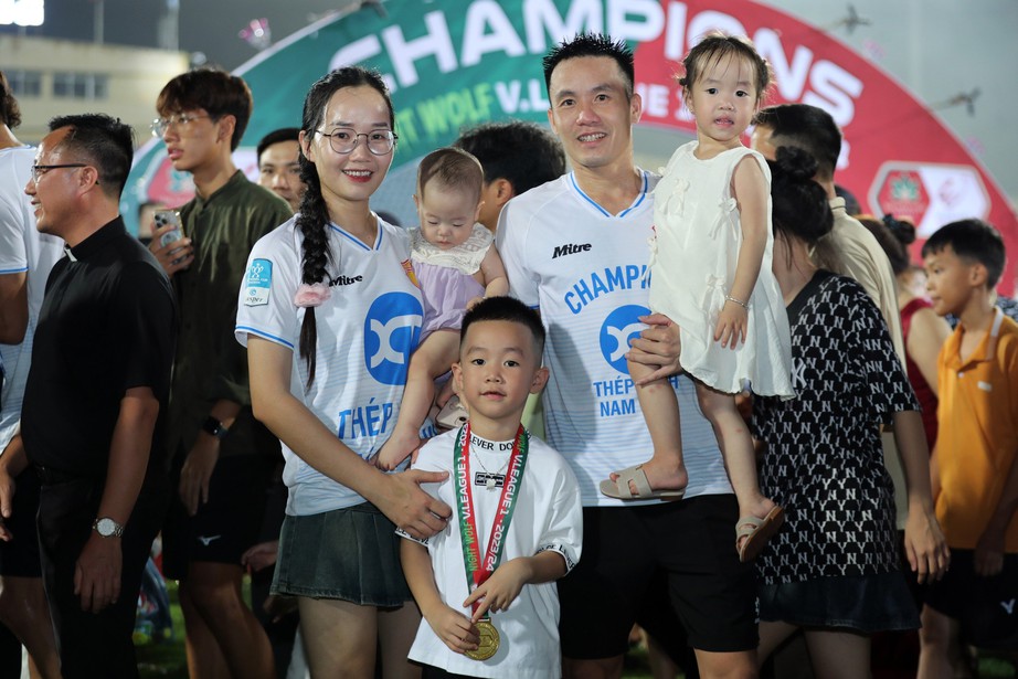 Tiền vệ Nam Định kh&oacute;a m&ocirc;i bạn g&aacute;i trong lễ ăn mừng chức v&ocirc; địch V-League- Ảnh 5.