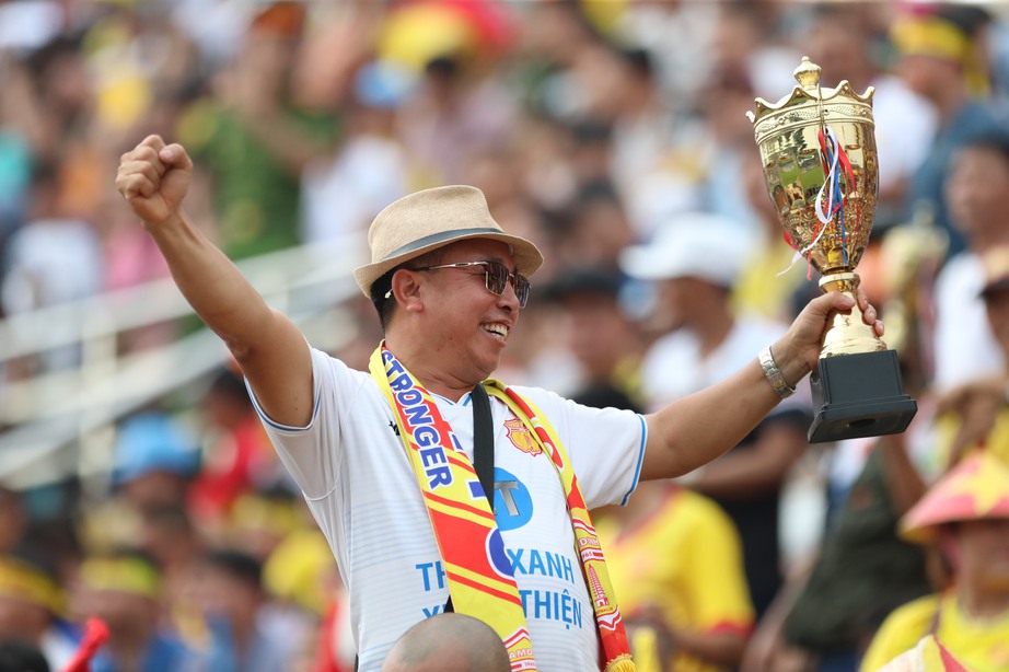 "Chảo lửa" Thi&ecirc;n Trường ken đặc trong ng&agrave;y Nam Định v&ocirc; địch V-League- Ảnh 8.