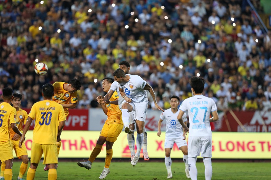 "Chảo lửa" Thi&ecirc;n Trường ken đặc trong ng&agrave;y Nam Định v&ocirc; địch V-League- Ảnh 11.