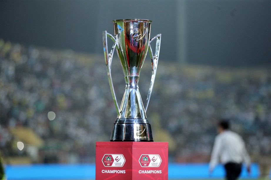 Tiền vệ Nam Định kh&oacute;a m&ocirc;i bạn g&aacute;i trong lễ ăn mừng chức v&ocirc; địch V-League- Ảnh 11.