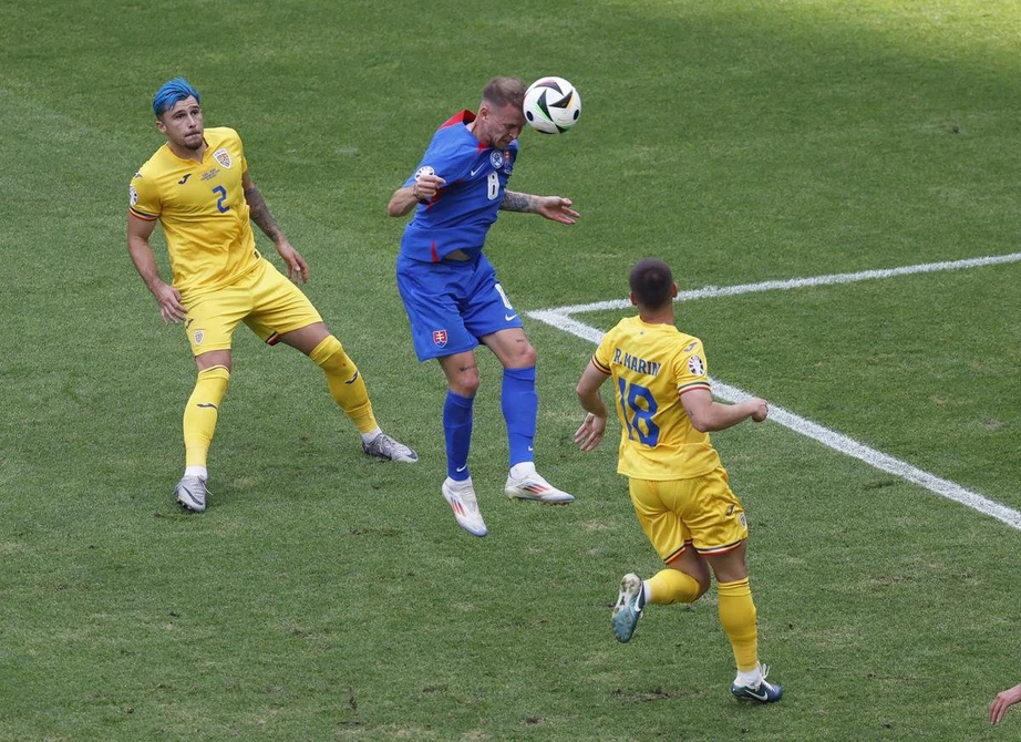 Kết quả b&oacute;ng đ&aacute; Slovakia vs Romania: Dắt tay nhau đi tiếp- Ảnh 1.