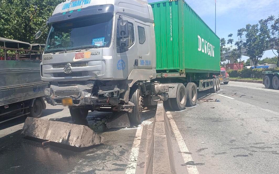 Xe container g&acirc;y tai nạn li&ecirc;n ho&agrave;n tr&ecirc;n xa lộ H&agrave; Nội- Ảnh 1.