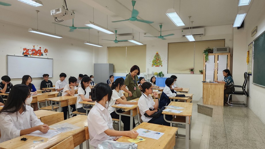 Chiều nay, hơn 1 triệu sĩ tử tập trung l&agrave;m thủ tục dự thi tốt nghiệp THPT 2024- Ảnh 1.