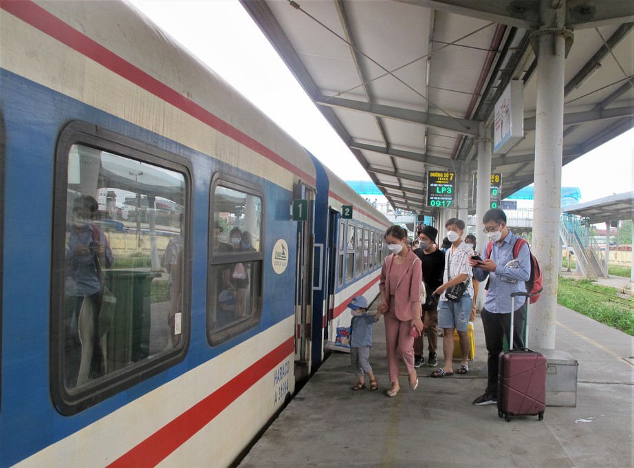 Thủ tướng ph&ecirc; duyệt Đề &aacute;n cơ cấu lại TCT Đường sắt VN đến 2025- Ảnh 2.