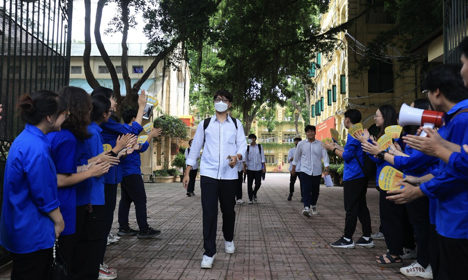 Kỳ thi tốt nghiệp THPT năm 2024: Nhiều th&iacute; sinh than đề To&aacute;n kh&oacute;- Ảnh 1.