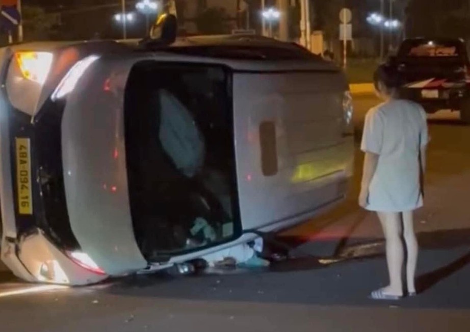 &Ocirc; t&ocirc; lật nghi&ecirc;ng khi t&ocirc;ng v&agrave;o v&ograve;ng xoay, t&agrave;i xế tử vong tr&ecirc;n ghế l&aacute;i- Ảnh 1.
