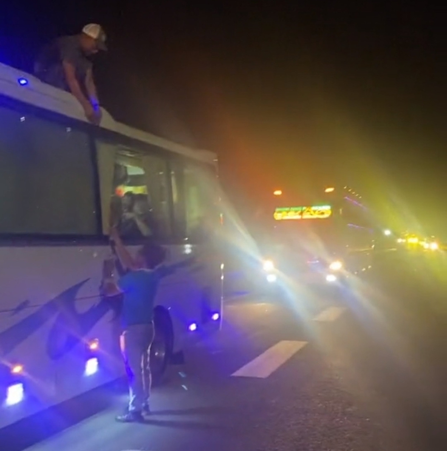 H&agrave;ng chục xe giường nằm bị bắn vỡ k&iacute;nh tr&ecirc;n cao tốc Mỹ Thuận - Cần Thơ- Ảnh 1.