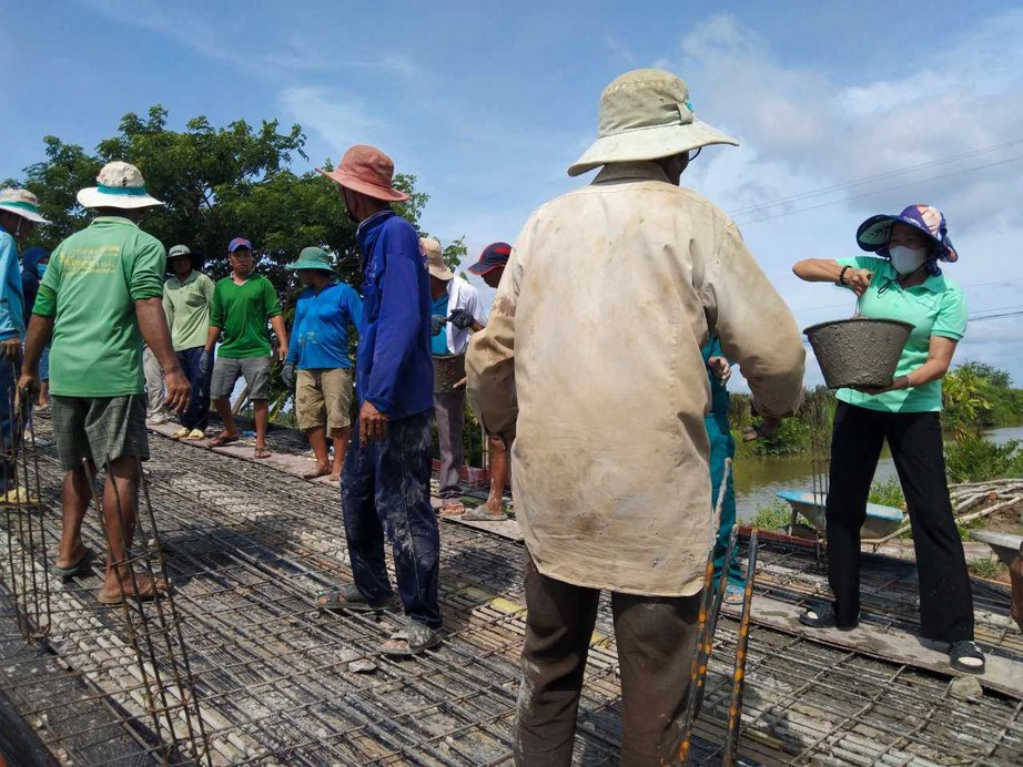 C&ocirc; gi&aacute;o mầm non vận động gần 300 triệu x&acirc;y cầu n&ocirc;ng th&ocirc;n ở S&oacute;c Trăng- Ảnh 2.