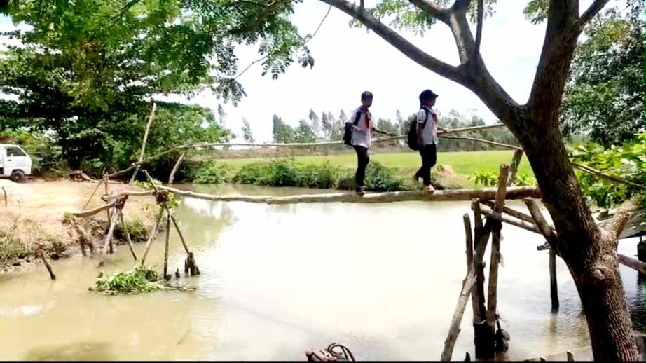 C&ocirc; gi&aacute;o mầm non vận động gần 300 triệu x&acirc;y cầu n&ocirc;ng th&ocirc;n ở S&oacute;c Trăng- Ảnh 1.