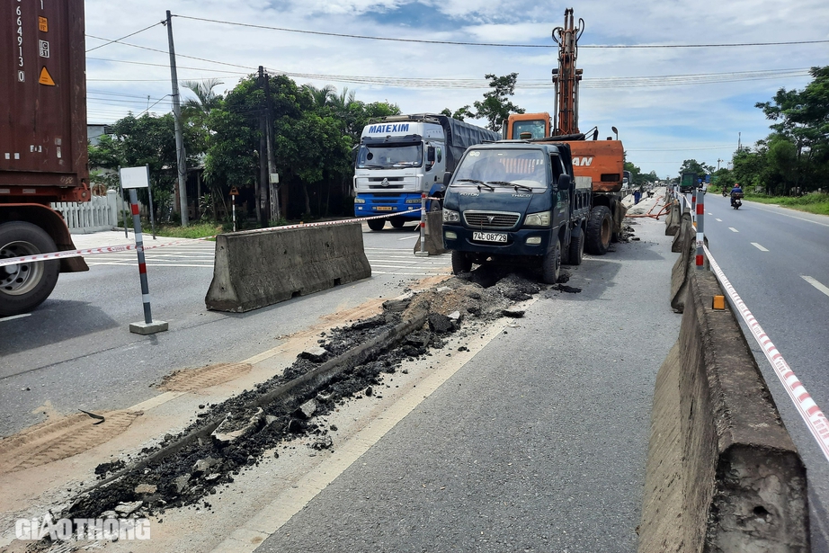 Vì sao nhiều đoạn thuộc dự án điện chiếu sáng quốc lộ qua Hải Lăng vẫn trơ móng trụ?- Ảnh 3. Vì sao nhiều đoạn thuộc dự án điện chiếu sáng quốc lộ qua Hải Lăng vẫn trơ móng trụ?- Ảnh 3.