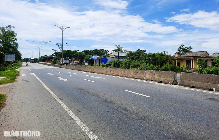 Vì sao nhiều đoạn thuộc dự án điện chiếu sáng quốc lộ qua Hải Lăng vẫn trơ móng trụ?- Ảnh 5. Vì sao nhiều đoạn thuộc dự án điện chiếu sáng quốc lộ qua Hải Lăng vẫn trơ móng trụ?- Ảnh 5.