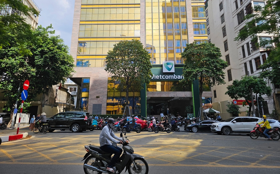 "Ch&aacute;y" v&agrave;ng SJC gi&aacute; b&igrave;nh ổn, nhiều kh&aacute;ch ngậm ng&ugrave;i ra về tay kh&ocirc;ng- Ảnh 4.