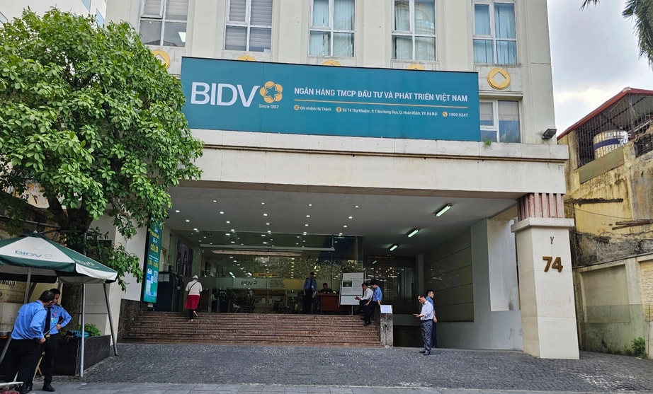 "Ch&aacute;y" v&agrave;ng SJC gi&aacute; b&igrave;nh ổn, nhiều kh&aacute;ch ngậm ng&ugrave;i ra về tay kh&ocirc;ng- Ảnh 10.