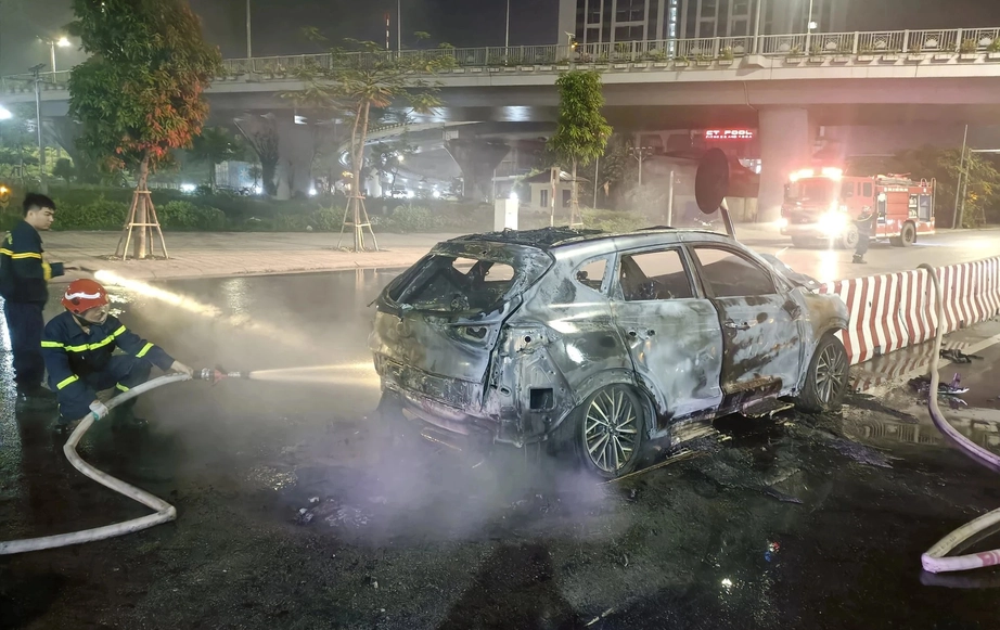 Hải Ph&ograve;ng: Xe &ocirc; t&ocirc; Mazda ch&aacute;y rụi sau khi đ&acirc;m v&agrave;o dải ph&acirc;n c&aacute;ch- Ảnh 1.