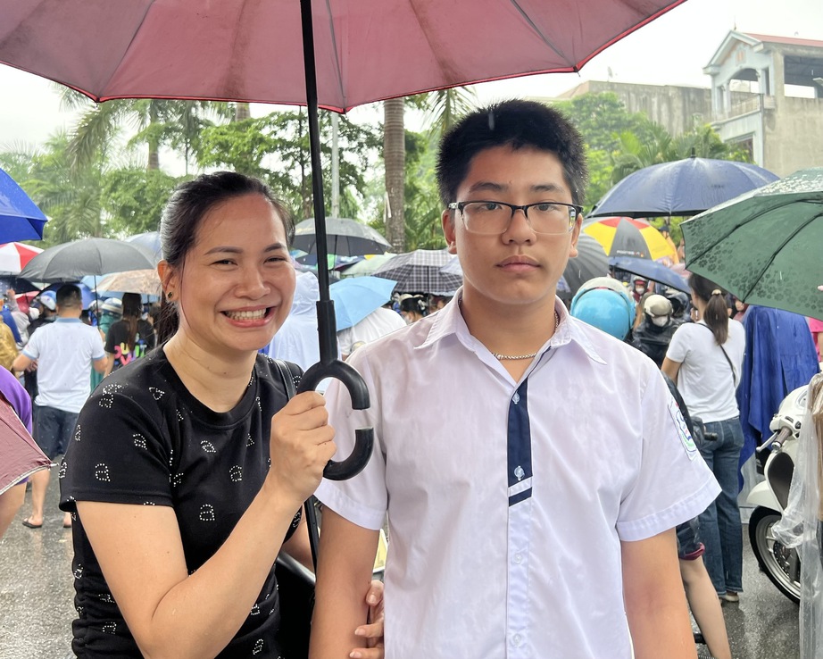 Kỳ thi v&agrave;o lớp 10 H&agrave; Nội: Đề To&aacute;n giảm độ kh&oacute; nhưng kh&ocirc;ng dễ đạt điểm 9, 10- Ảnh 1.