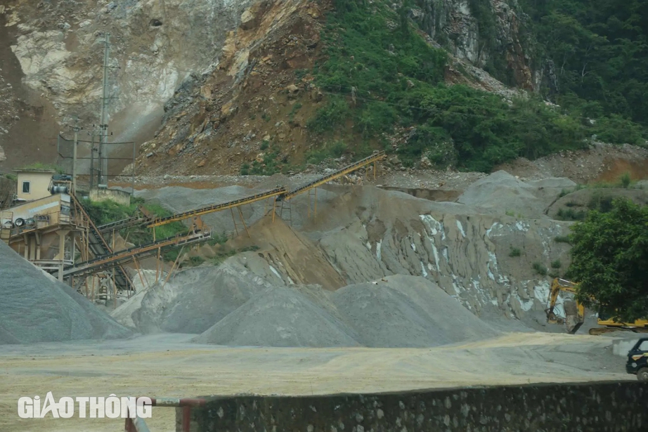 Điện Bi&ecirc;n: Mỏ đ&aacute; chờ cấp ph&eacute;p nổ m&igrave;n, xe chở c&oacute; ngọn vẫn nườm nượp- Ảnh 2.