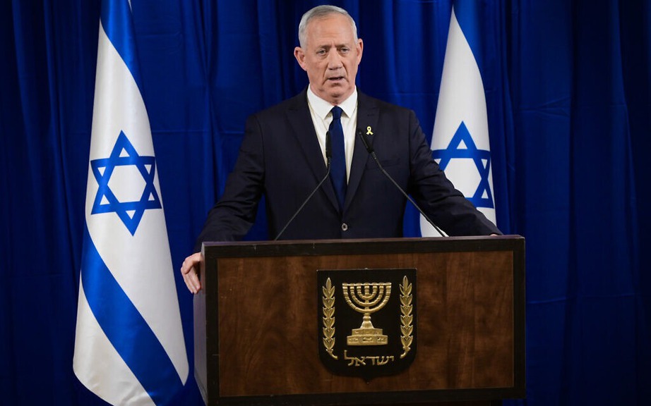Bộ trưởng Nội c&aacute;c thời chiến của Israel Benny Gantz đ&atilde; c&oacute; b&agrave;i ph&aacute;t biểu tuy&ecirc;n bố từ chức, r&uacute;t khỏi ch&iacute;nh phủ của Thủ tướng Benjamin Netanyahu. (Ảnh: Times of Israel)