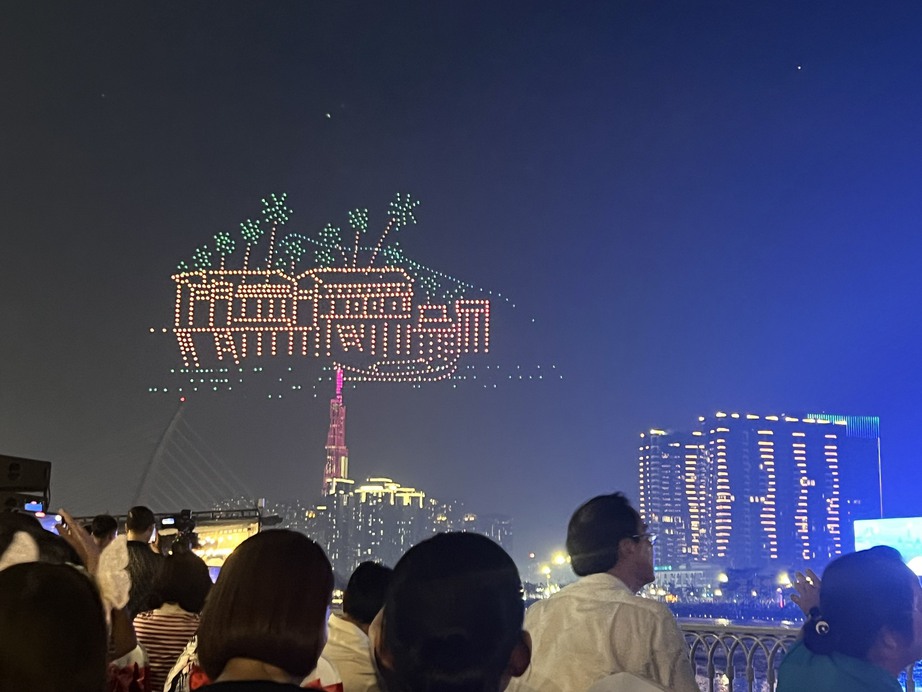 Bầu trời đ&ecirc;m TP.HCM lung linh với dronelight thắp s&aacute;ng- Ảnh 7.