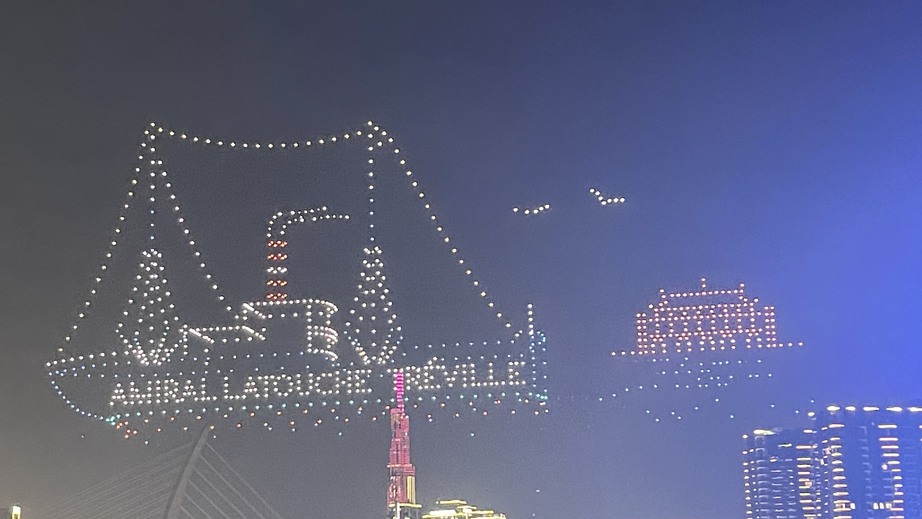 Bầu trời đ&ecirc;m TP.HCM lung linh với dronelight thắp s&aacute;ng- Ảnh 9.