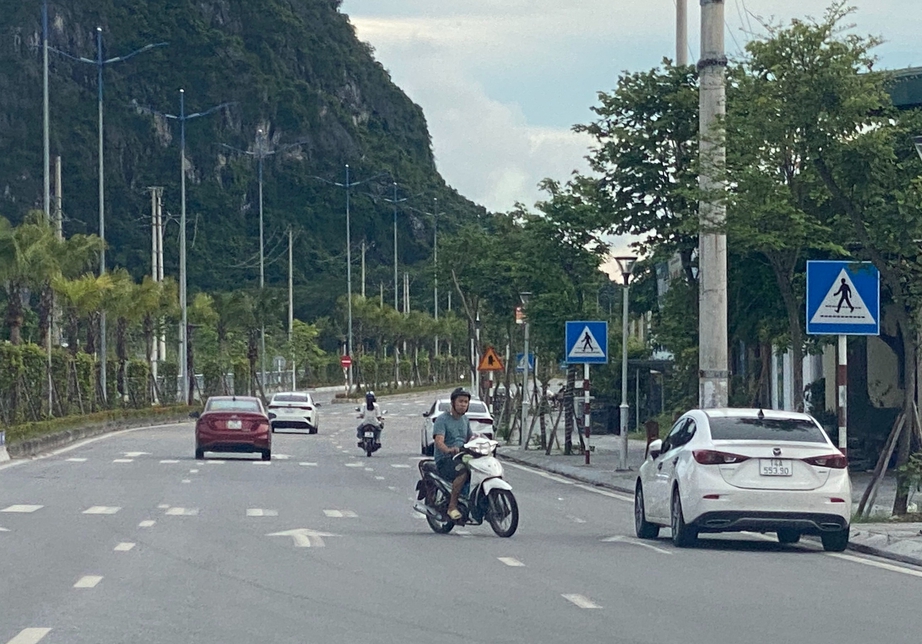 V&igrave; sao chưa xử l&yacute; vi phạm đi ngược chiều tr&ecirc;n đường bao biển ở Quảng Ninh?- Ảnh 1.